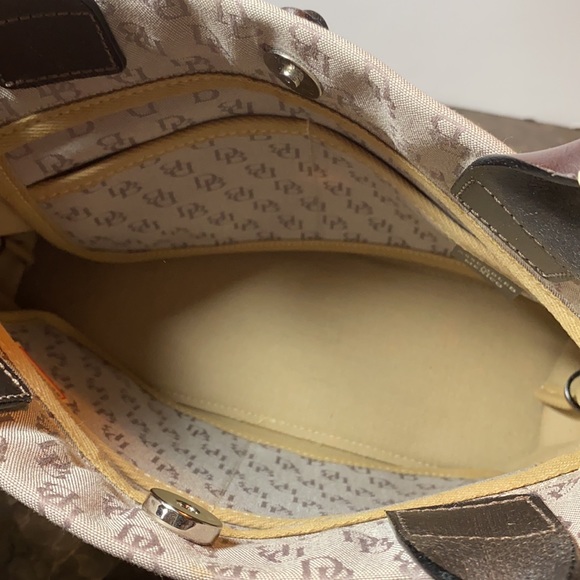 *SOLD*dooney and bourke med size bag-Near Perfect! - Picture 7 of 11